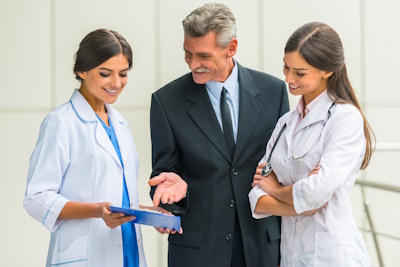 Consultant talking to two doctors